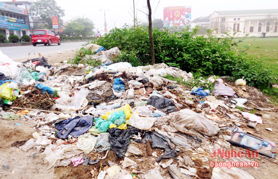 Đường Quốc lộ 46 đoạn qua thị trấn Hưng Nguyên trở thành nơi đổ rác thải của người dân