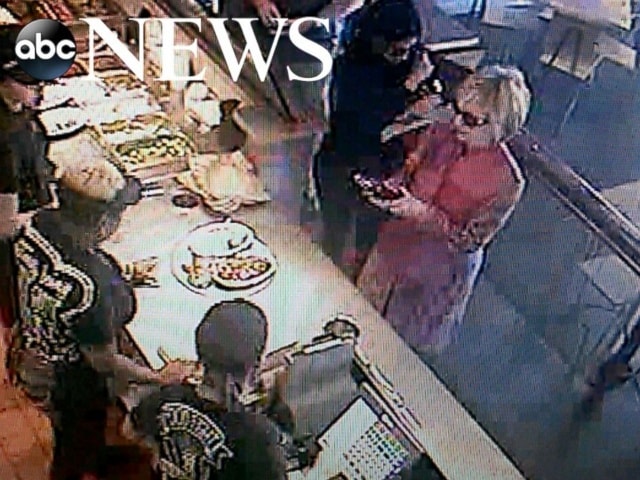 Bà Hillary Clinton tại 1 tiệm Chipotle ở Ohio hồi tháng 8/2015.