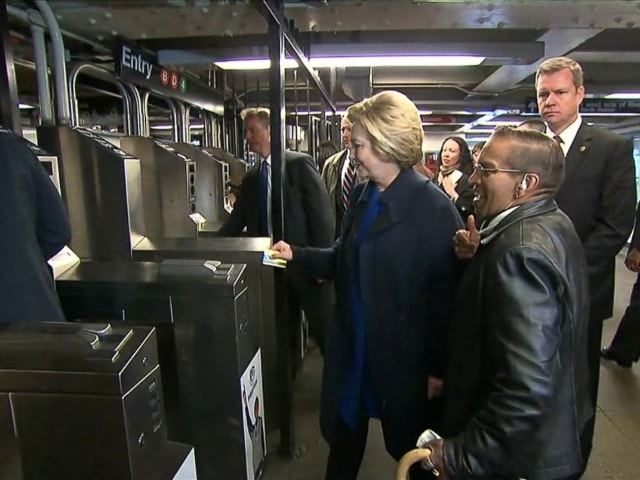 Bà Hillary Clinton tiến vào ga điện ngầm ở thành phố New York ngày 7/4