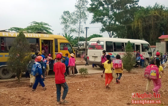 Giờ tan trường có xe buýt đưa đón của học sinh Giang Sơn Đông