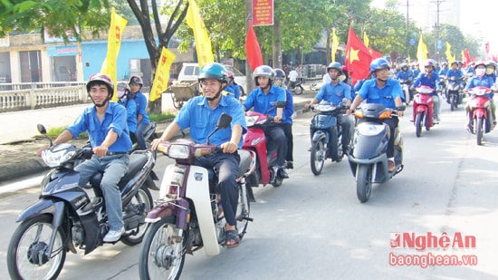 Cán bộ Thành đoàn Vinh và cơ sở tham gia diễu hành tuyên truyền về đảm bảo an toàn giao thông