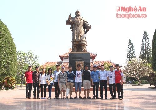 Đoàn Trường Đại học Vinh chụp ảnh lưu niệm trước Tượng đài Quang Trung - Nguyễn Huệ.