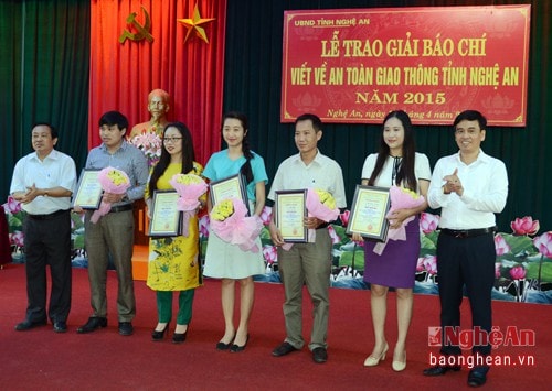 Trao giải cho các tác giả đạt giải Ba.