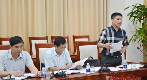 Đồng chí Hoàng Phú Hiền, Chủ tịch UBND Thị xã Thái Hòa báo cáo về công tác chuẩn bị cho Lễ đón nhận