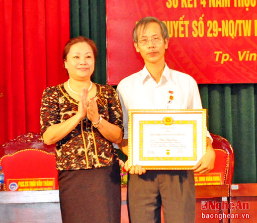 Đồng chí Nguyễn Thị Thu Hường - Ủy viên Ban Thường vụ Tỉnh ủy, Bí thư Đảng ủy Khối các cơ quan tỉnh trao tặng Huy hiệu 30 tuổi Đảng cho đảng viên nhà trường.