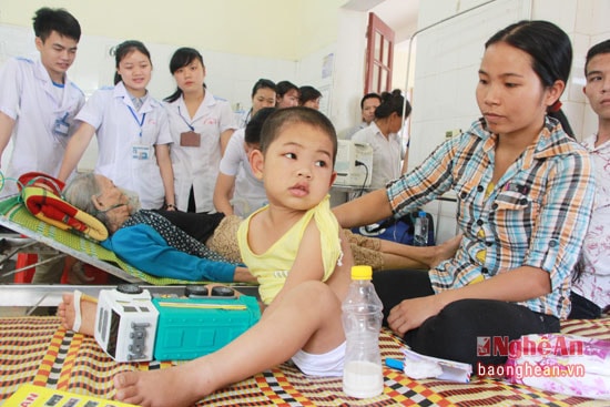 Bé Phạm Thị Hoài Thương (4 tuổi)- 1 trong hai trẻ vẫn đang được điều trị tại Bệnh viện Đa khoa huyện Thanh Chương sáng 15/4.