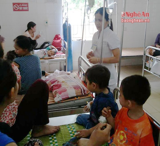 Các cháu được đưa đến bệnh viện cấp cứu ngay sau khi bị ong đốt.