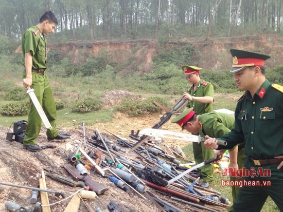  Lực lượng chức năng tiến hành kiểm tra và phân loại vũ khí, vật liệu nổ trước khi tiêu hủy.