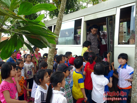 Mỗi một ngày ở Trường Tiểu học Giang Sơn sẽ có 3 chiếc xe buýt làm nhiệm vụ đưa đón học sinh với mức giá từ 150 - 180.000 em