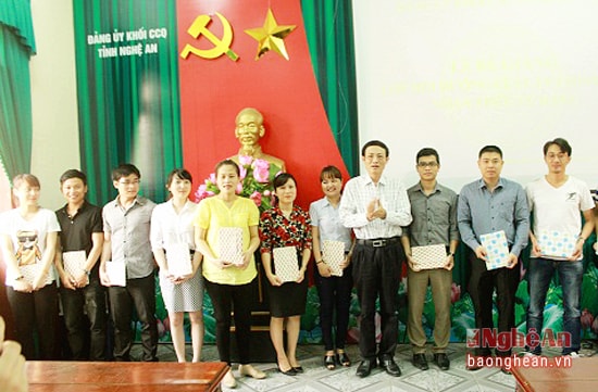 Trao thưởng cho các học viên đạt loại giỏi