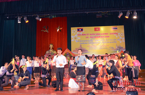 Chương trình lễ Tết Bun Pi May và Song Kran do trường Đại học Vinh được mở đầu bằng chương trình giao lưu văn nghệ của các lưu học sinh Lào.