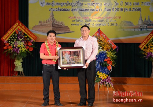 Tỉnh đoàn Nghệ An tặng quà chúc mừng năm mới tới các lưu học sinh Lào, Thái Lan.