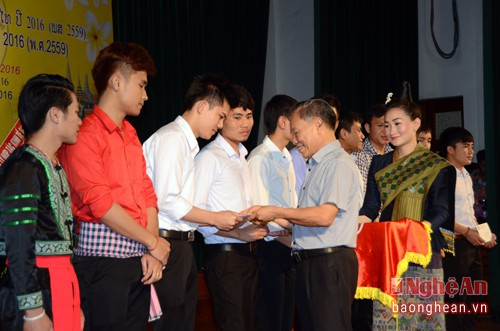 Hội Hữu nghị Việt - Lào tỉnh Nghệ An trao tặng 10 suất học bổng cho 10 lưu học sinh Lào.