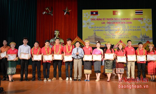 Dịp này, Trường đại học Vinh cũng đã trao tặng giấy khen cho 20 lưu học sinh Lào, Thái Lan đã có thành tích xuất sắc trong học tập và hoạt động phong trào; trao giải thể thao mừng Tết cổ truyền Bun Pi May và Song Kran.