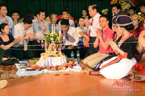 Lưu học sinh Lào tổ chức nghi lễ buộc chỉ cổ tay, té nước chúc phúc cho mọi người nhân dịp năm mới.
