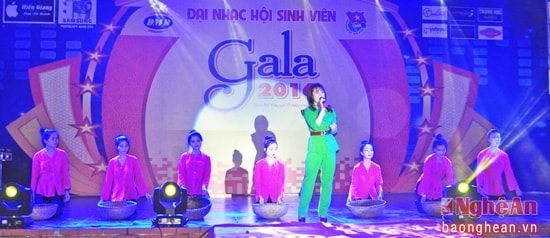 Tiết mục hát múa Người con gái sông La trong đêm Gala 2016