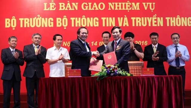 Bộ trưởng TT&TT Trương Minh Tuấn tiếp nhận nhiệm vụ từ người tiền nhiệm