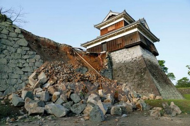 Bức tường đá tại lâu đài Kumamoto bị phá hủy sau trận động đất ở tỉnh Kumamoto. Ảnh chụp trong ngày 15/4. (Nguồn: Kyodo/TTXVN)