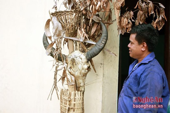 Đầu trâu cúng ma trong căn bếp thiêng của người Khơ Mú. Người ngoài, kể cả con gái đã về nhà chồng cũng không được