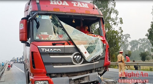 Xe khách hư hỏng phần đầu