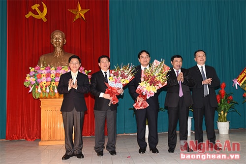 Thường trực Tỉnh ủy tặng hoa chúc mừng các đồng chí được bổ nhiệm.