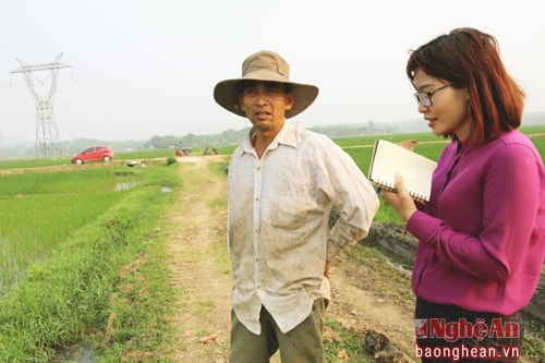 Phòng viên trao đổi với người dân xóm Yên Thọ xã Nghĩa Mỹ.