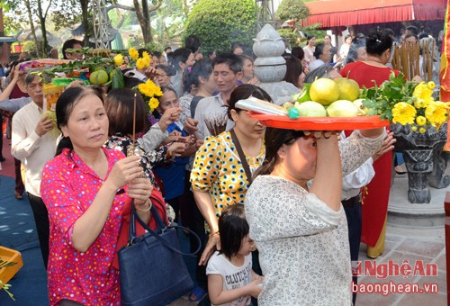 Ngày Giỗ tổ Hùng Vương, đông đảo người dân trong tỉnh đến Đền Hồng Sơn để bày tỏ lòng biết ơn sâu sắc các Vua Hùng.