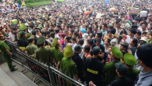 Sáng 10/3 âm lịch (16/4), hàng triệu người dân về dự lễ hội đền Hùng. Trong thời gian dâng hương, biển người chen chúc dưới chân núi Nghĩa Lĩnh để chờ lên khu di tích đền Hùng lễ bái. Công an Phú Thọ dựng hai lớp barie ngăn dòng người và điều tiết an ninh.