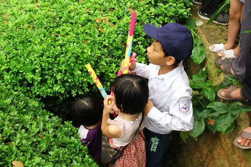 Bé Hải (13 tuổi) ở Tứ Xã, huyện Lâm Thao cùng gia đình xuống đền Hùng từ rất sớm. Cậu bé cùng hai em gái phải đứng tách đám đông để khỏi bị xô đẩy. 