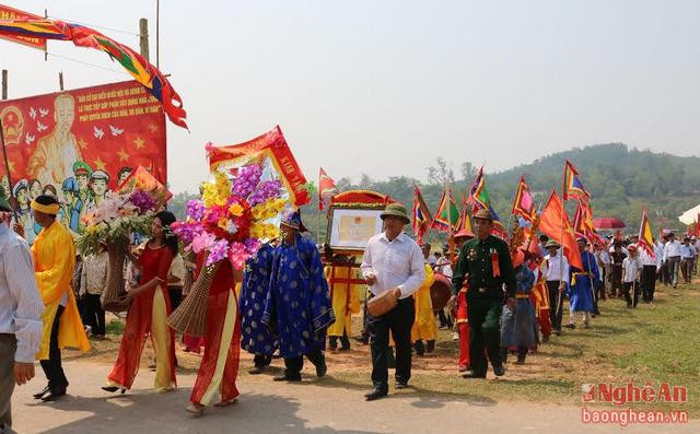 Nhân dân Tào Sơn, Anh Sơn vui mừng rước bằng công nhận di tích cho đình làng Hữu Lệ