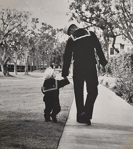 Ngọt ngào như khi cha và con cùng nhau đi dạo. (Brightside.me).