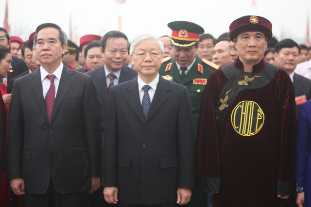Tổng Bí thư Nguyễn Phú Trọng (giữa), ông Nguyễn Văn Bình (bìa trái) - Ủy viên Bộ Chính trị, Trưởng ban Kinh tế Trung ương đang chuẩn bị cùng các đại biểu thực hiện nghi thức Dâng hương tưởng nhớ các Vua Hùng