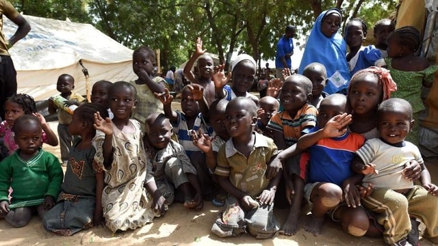 Trẻ em tại trại tị nạn Maiduguri ở Đông Bắc Nigeria, nơi chịu ảnh hưởng nặng nề nhất dưới sự hoành hành của nhóm khủng bố Boko Haram. Ảnh: AFP.
