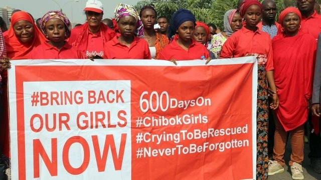 Thành viên phong trào Bring Back Our Girls biểu tình tại Nigeria hôm 14/1 đòi thả tự do các bé gái bị bắt cóc từ năm 2014 tại Chibok. Ảnh: AFP.