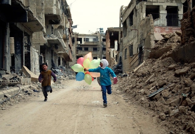 Những đứa trẻ trên đường phố Damascus, Syria.
