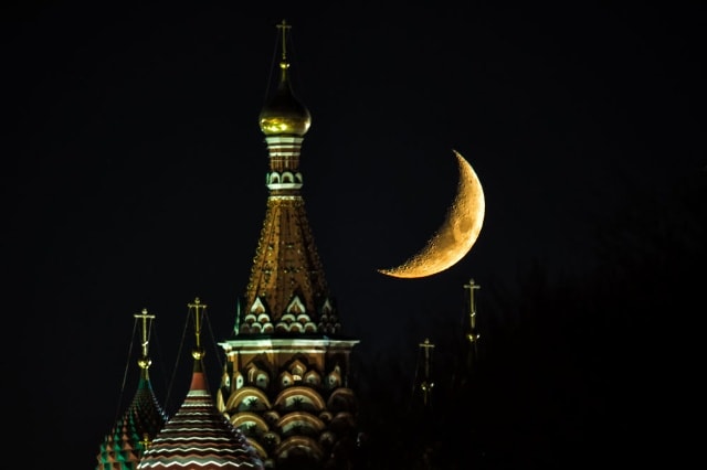 Trăng trên nóc Giáo đường Vasily Blazhensky ở Quảng trường Đỏ Matxcơva.