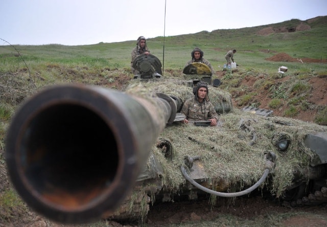 Binh sĩ lực lượng quốc phòng Nagornyi Karabakh trên tuyến đầu.