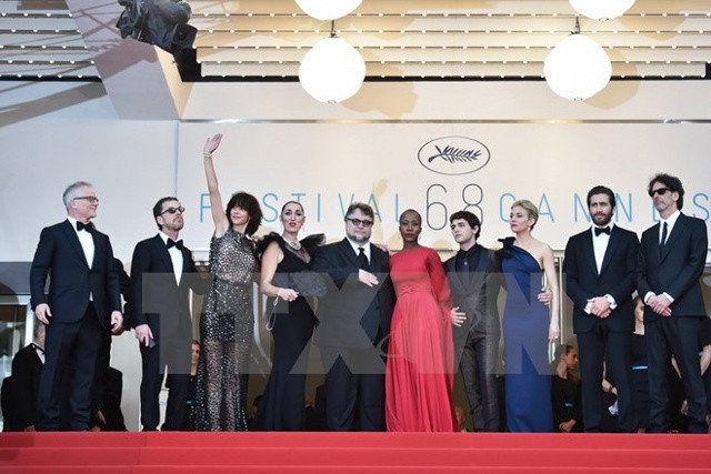 Chủ tịch Ban giám khảo Liên hoan Phim Cannes lần thứ 68 anh em nhà làm phim Mỹ Joel Coen (phải) và Ethan Coen (thứ 2 trái) chụp ảnh với các thành viên ban giám khảo tại lễ khai mạc. (Ảnh: AFP/TTXVN)