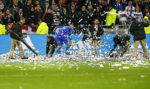 Trận đấu trên sân Parc Olympique Lyonnais phải tạm dừng ở phút 70 vì các CĐV ném quá nhiều giấy vụn và tờ rơi xuống sân trong điều kiện có gió.