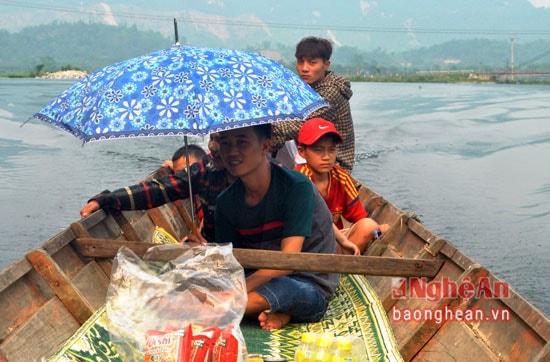 Du khách có cơ hội được trải nghiệm trên những chiếc thuyền ngược dòng sông Giăng