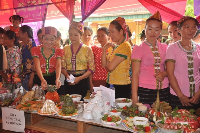 Bên cạnh sự cần cù chăm chỉ trong lao động, cấy lúa nhanh, dệt vải đẹp, phụ nữ Thái ở Mường Qụa còn rất khéo léo và tinh tế trong việc chế biến các món ăn truyền thống