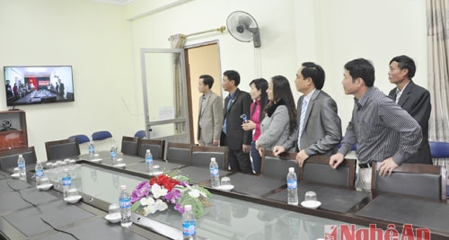Lãnh đạo Thị xã Hoàng Mai kiểm tra hiệu quả vận hành sử dụng hệ thống thiết bị giao ban trực tuyến
