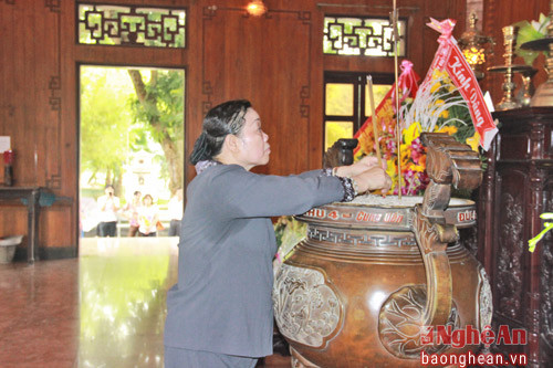 Đồng chí Hà Thị Khiết dâng hương tưởng niệm Bác Hồ tại Khu di tích Kim Liên.