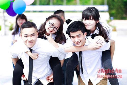 Nguyễn Hoàng Việt (ngoài cùng bên trái) vui vẻ cùng bạn bè trong bộ ảnh kỷ yếu.