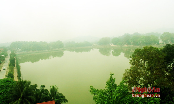 Là điểm nhấn giữa lòng thị trấn, hồ Thung Mây có diện tích gần 13ha. Hồ không chỉ góp phần tạo nên cảnh quan tươi đẹp, thơ mộng mà còn là “lá phổi” điều hoà môi trường sinh thái cho vùng trung tâm huyện lị.