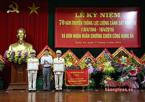 Trao tặng phần thưởng cho các cá nhân