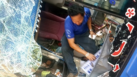 Sau cú lật, toàn bộ kính của xe khách vỡ nát.