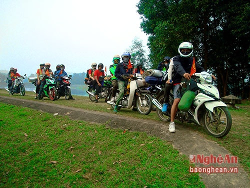 Nhiều đoàn phượt đã vượt những chặng đường xa cả hàng trăm km để đến đập Cầu Cau trong hành trình khám phá cửa khẩu Thanh Thủy – đảo chè – thác Mưa tại Thanh Chương.