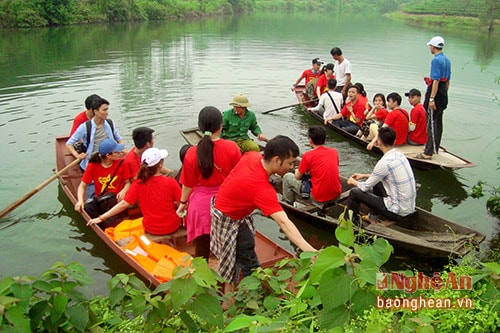 1-Hàng ngày, tại đập Cầu Cau có hàng chục đoàn khách đến đây du ngoạn. Những gia đình làm dịch vụ trên đập phải huy động hàng chục lượt thuyền chèo mới đáp ứng đủ nhu cầu vận chuyển khách tham quan.