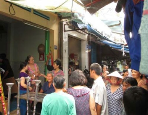 Người dân đến chia buồn với gia đình nạn nhân. 